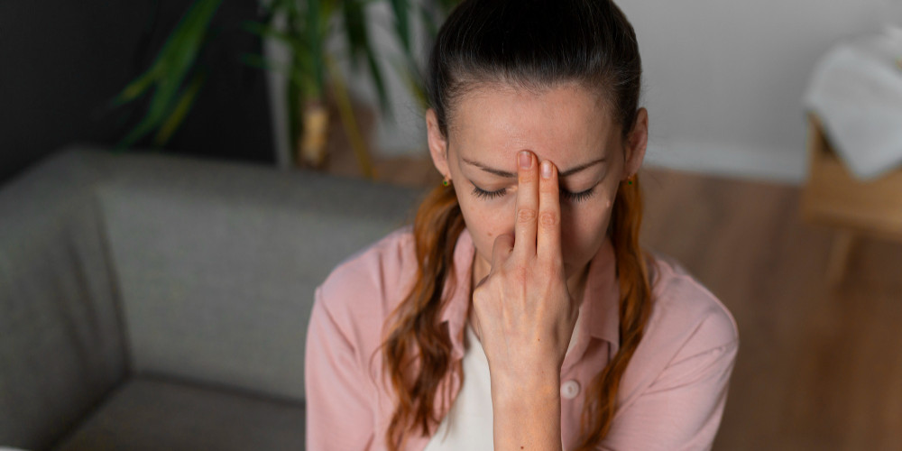 Migraña: el ayuno intermitente, ganar peso o dormir mucho o poco puede estar detrás de una crisis
